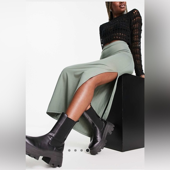 Ribbed midaxi skirt in khaki. - Picture 2 of 3